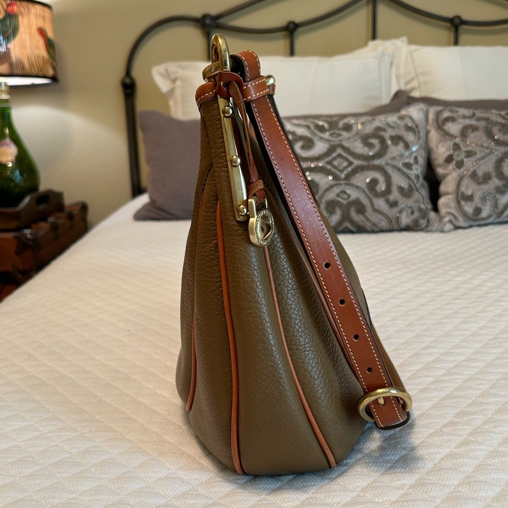 Vintage Dooney & Bourke Large Crescent Sac Hobo R83 in the color Old Gold - Picture 3 of 15